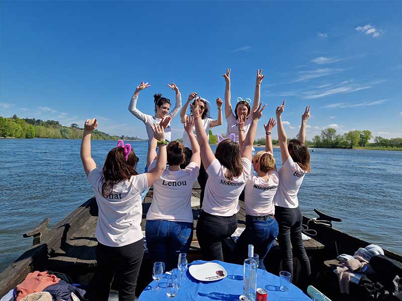 Instants-de-loire-promenades-en-toue-cabanee-sur-la-loire-rocher-enterrement-vie-jeune-fille